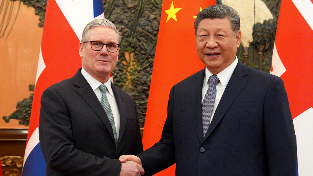 Keir Starmer and Xi Jinping shake hands.