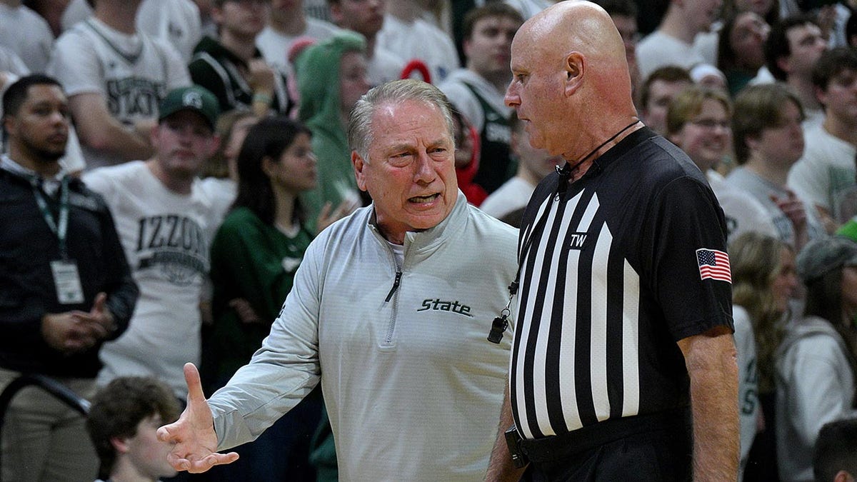 Tom Izzo argues with a ref