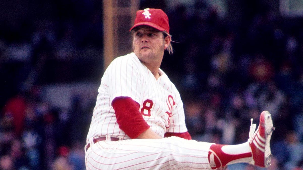 Wilbur Wood throws a pitch