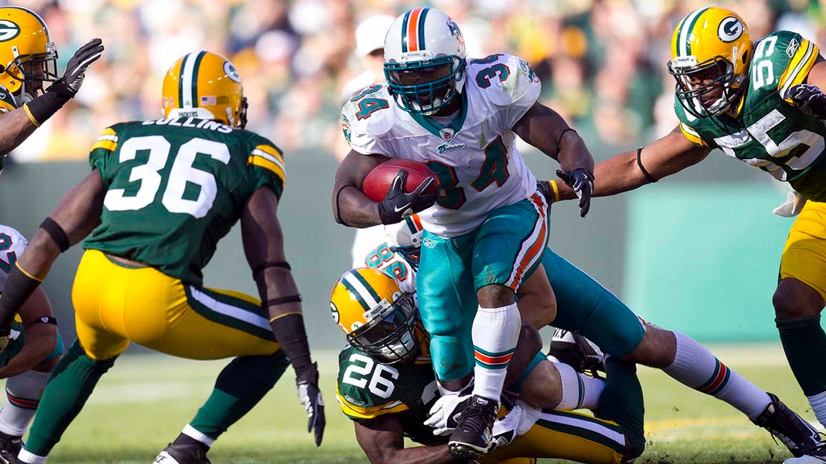 Ricky Williams runs the ball