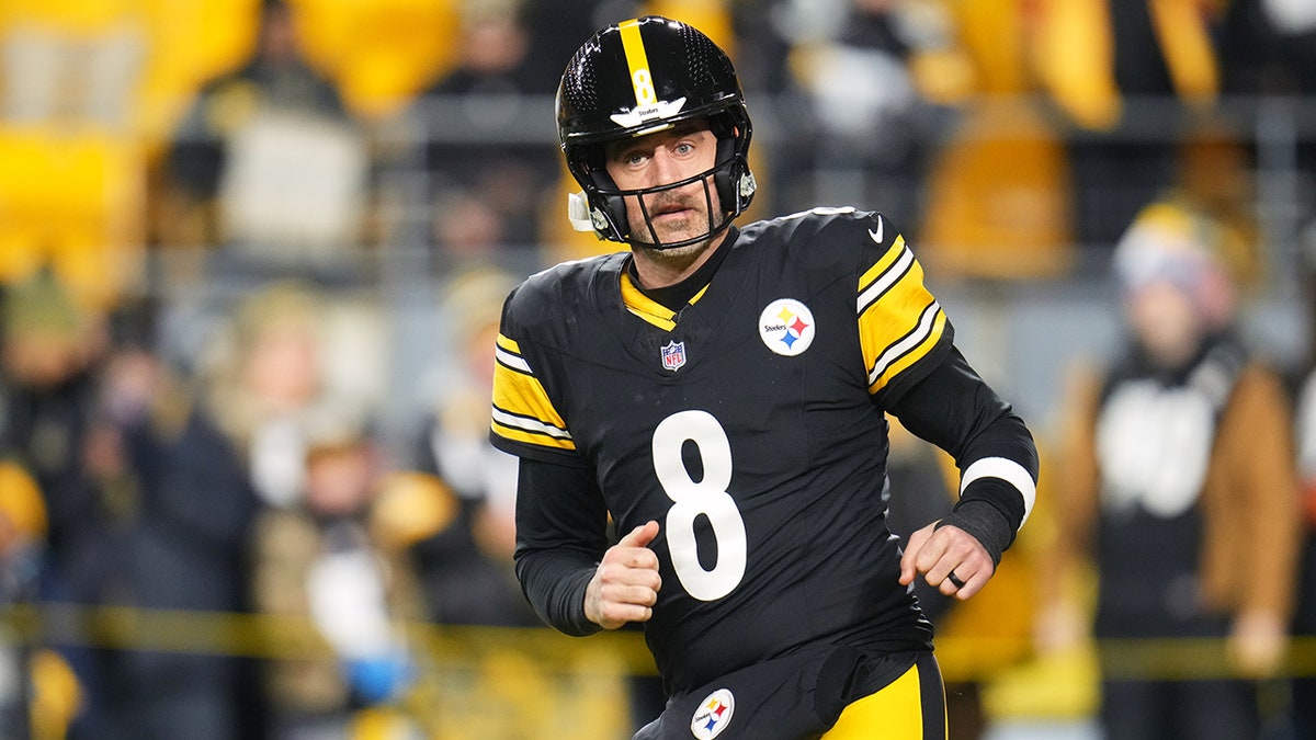 Aaron Rodgers warms up