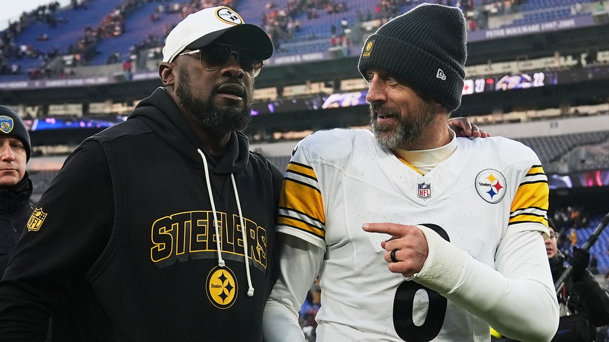 Jubilant Aaron Rodgers chats up Mike Tomlin