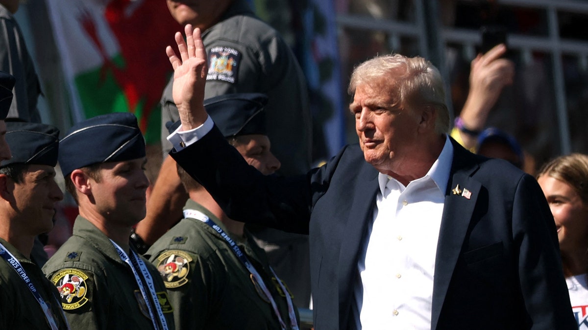 Trump waving at Bethpage