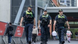 Police and safety officers to patrol shopping centres until the end of the year