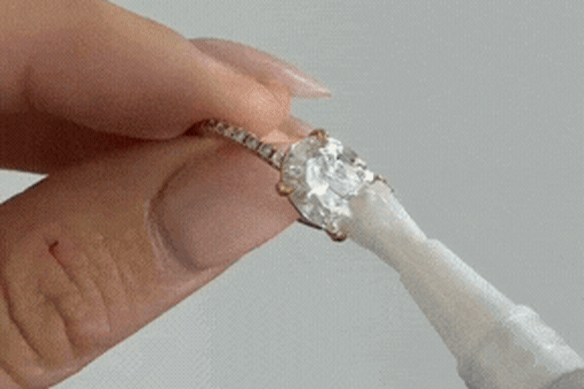 Dr Diamond is an Australian-made instant diamond cleaning pen.