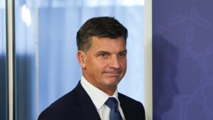 Coalition seeks to criminalise actions of anyone assisting IS brides to return to Australia; Armed man shot and killed trying to enter Trump’s Mar-a-Lago