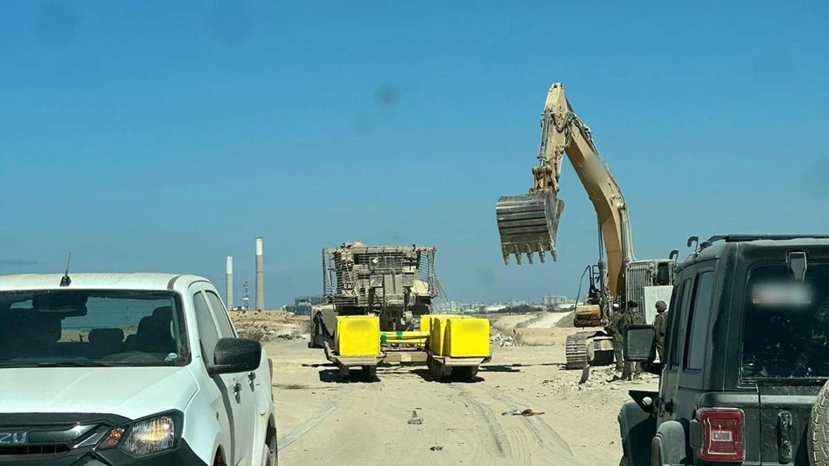IDF marks the Yellow Line in Gaza.