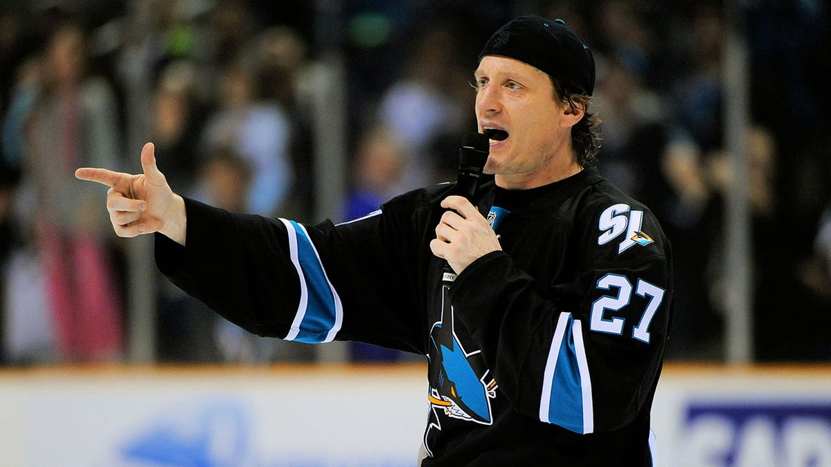 Jeremy Roenick talks to the crowd