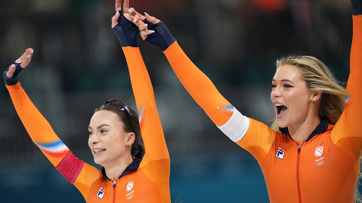 Jutta Leerdam celebrates Femke Kok