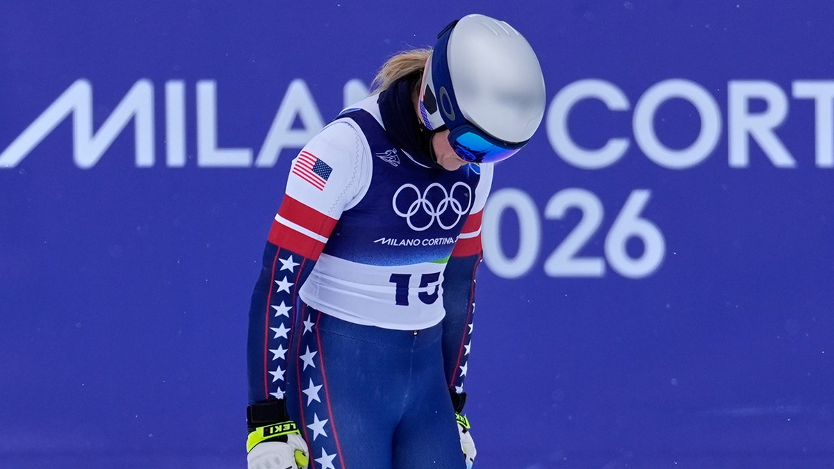 Lindsey Vonn finishes up a run