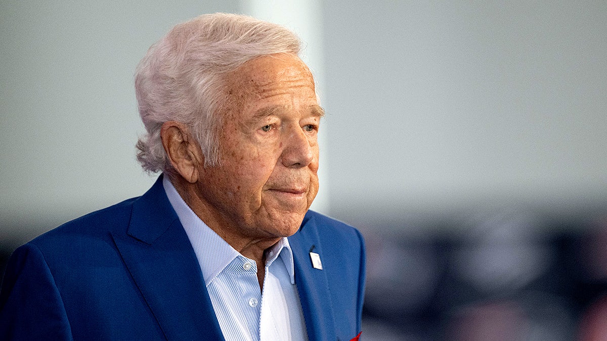 Patriots owner Robert Kraft stands with Mike Vrabel as Vrabel is introduced as the new head coach during a press conference.