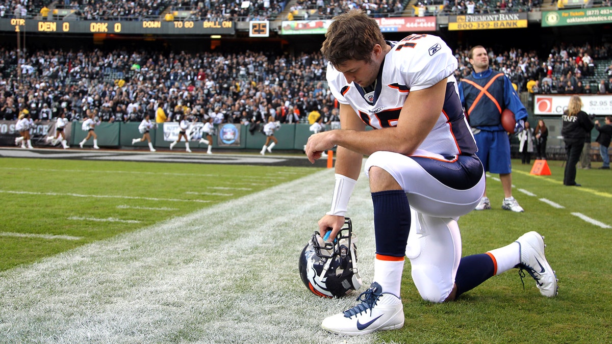 tim tebow praying on football field