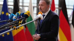 EU calls on member states to curb oil and gas demand