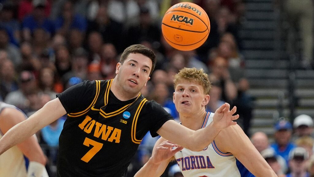 Iowa hits clutch 3-pointer in closing seconds to stun Florida