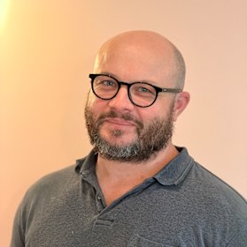 Lawyer Michael Bates has offered to represent Kathy Bates pro bono in her dispute with Gina Rinehart.