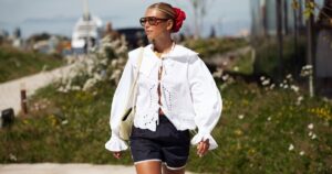 17 Slimming, Loose Spring Tops That Will Make You Look Like a Hamptons Rich Mom