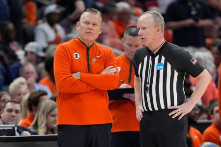 Illinois knocks off Iowa to reach Final Four after buzzer malfunction delay