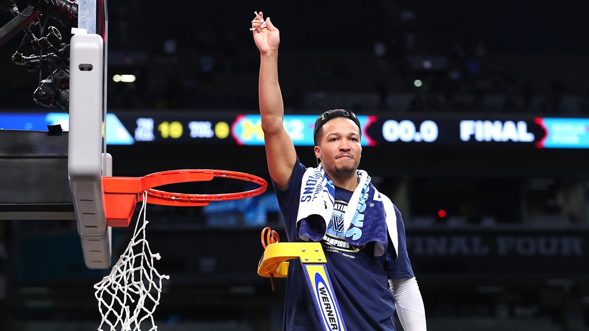 Jalen Brunson cuts down net