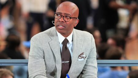 Former UNC basketball star Kenny Smith reacts to Hubert Davis' firing, shuts down coaching job interest