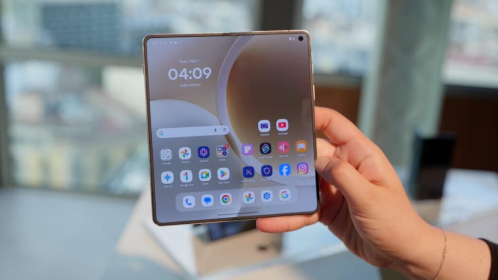 Motorola’s Upcoming Razr Fold Pairs a Massive Battery With a Sleek Design