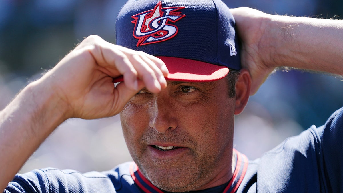 Mark DeRosa adjusts his hat