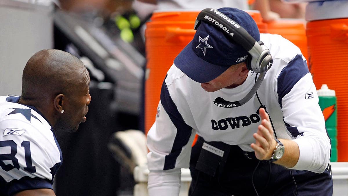 Terrell Owens and Jason Garrett talking on the sidelines