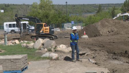 ‘It’s incredibly hot’: Saskatchewan workers seek reprieve from heat wave