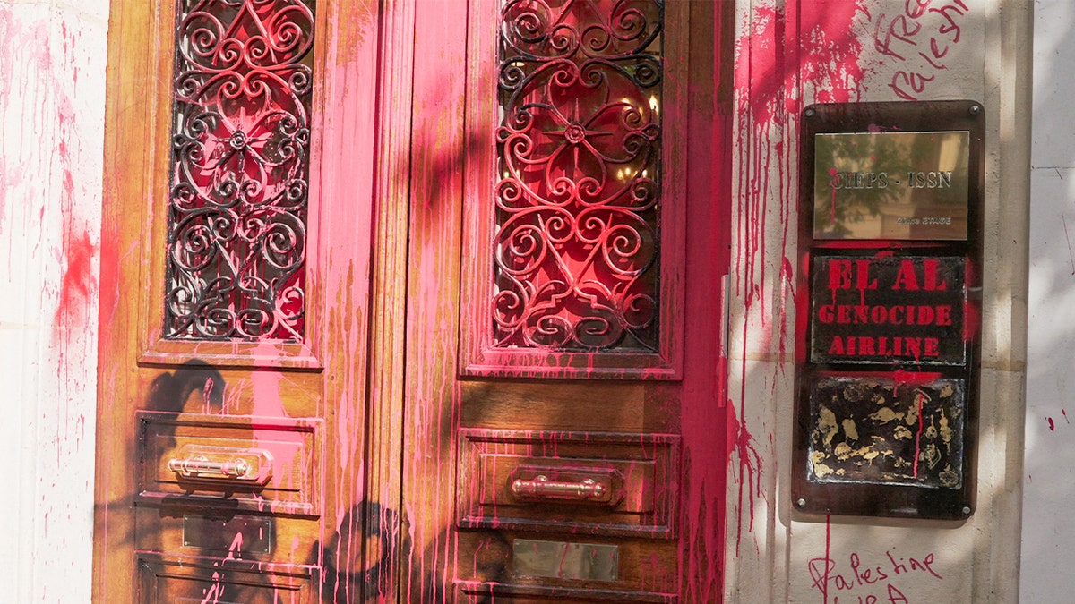 El Al offices vandalized with graffiti in Paris