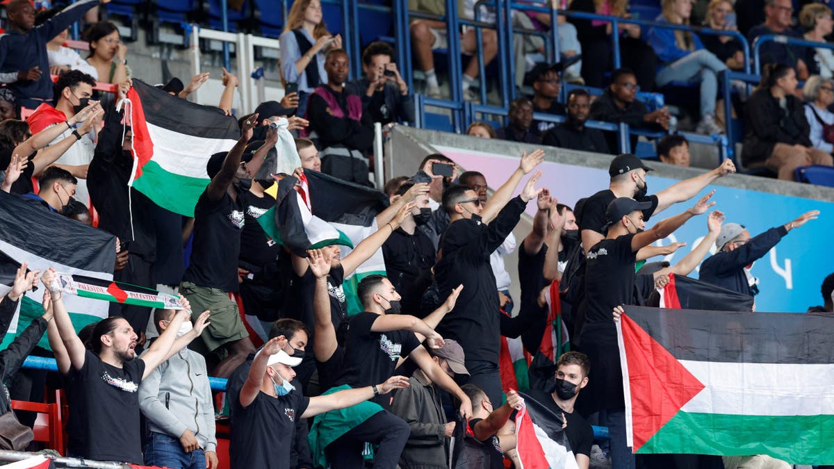 Antisemitic salutes in Paris.