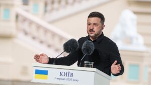 Ukraine and Russia trade strikes as Kyiv inches closer to EU