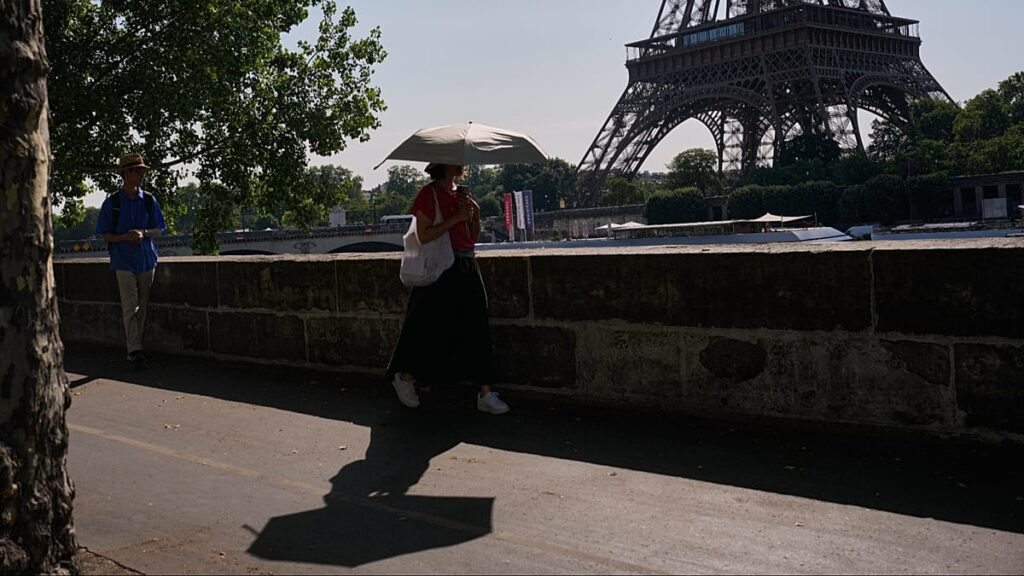 Heatwave forces Eiffel Tower early closure and attraction shutdowns