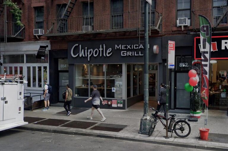 Teen stabbed in gut by 3 strangers at Midtown Chipotle