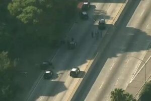 Cops fire on suspect with a weapon during rush hour on the 101 Freeway