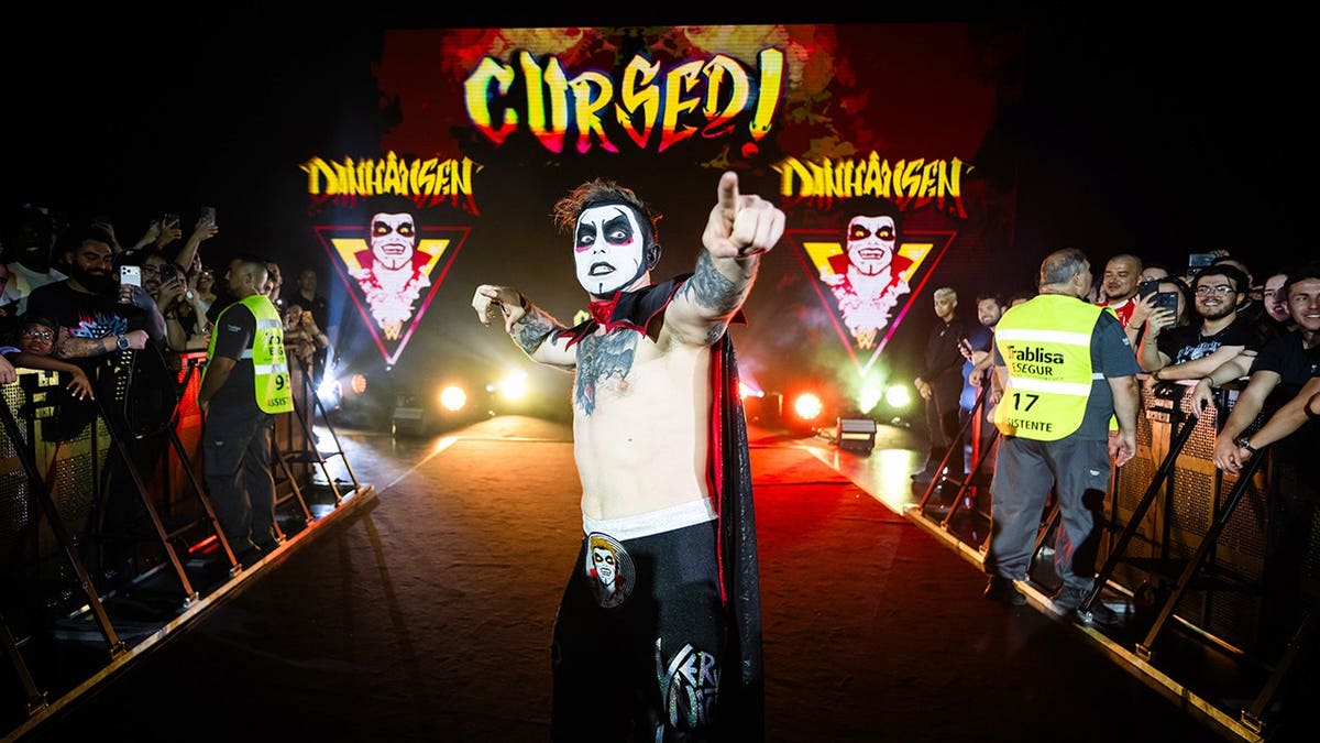 Danhausen entering the ring during a WWE live event in Lisbon, Portugal