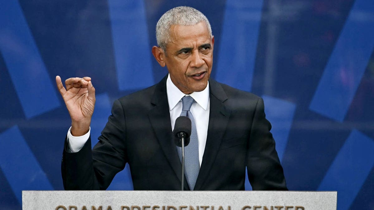 obama at presidential center podium
