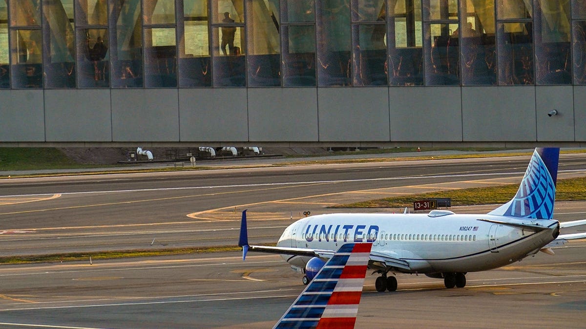 united plane taxis on runway
