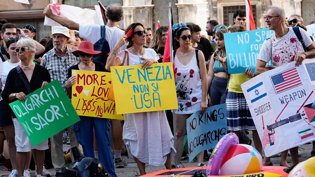 Venice greets US ambassador with 'Make America Read Again' signs