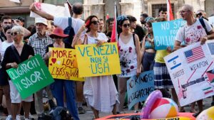 Venice greets US ambassador with 'Make America Read Again' signs