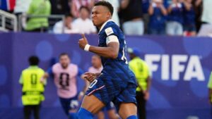 Kylian Mbappé's seventh goal of the World Cup lifts France past Paraguay in physical Round of 16 match