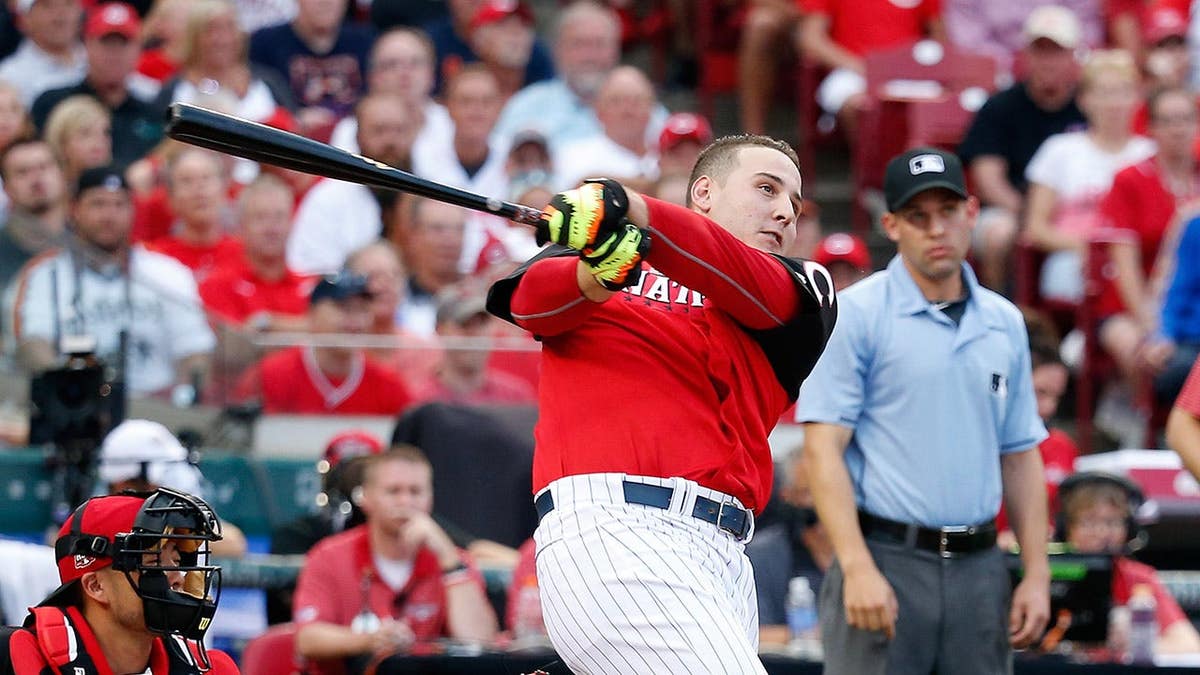 Anthony Rizzo bats during the Home Run Derby in Cincinnati.