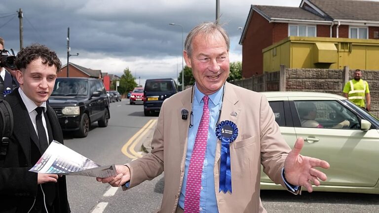 Rupert Lowe offers alliance with Farage to unite Britain's hard right