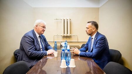Belgian and Ukrainian FMs meet in Kyiv bomb shelter amid air siren