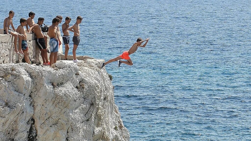 Risky jumps from France's Marseille corniche rise in popularity