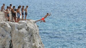 Risky jumps from France's Marseille corniche rise in popularity