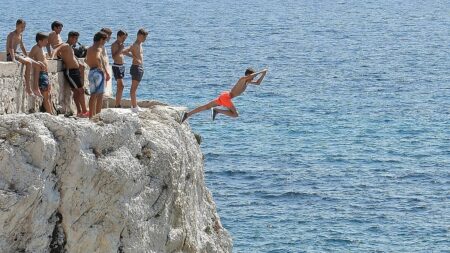 Risky jumps from France's Marseille corniche rise in popularity