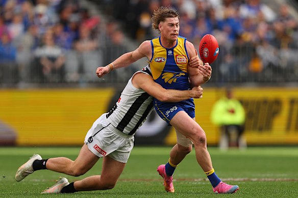 Harley Reid is tackled by Angus Anderson.
