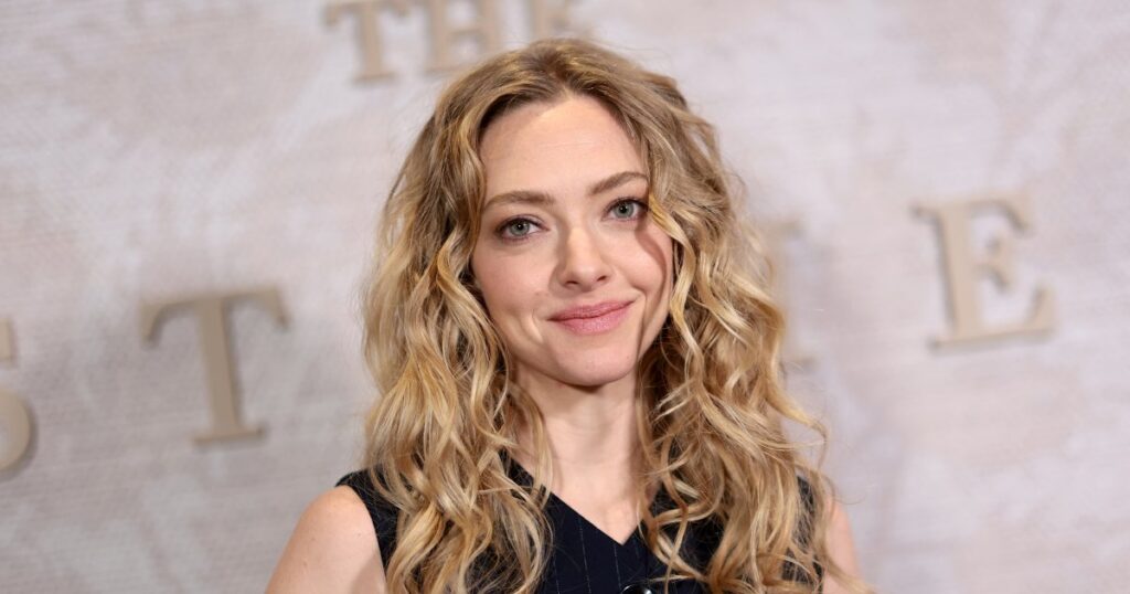 Even Amanda Seyfried Is a Fan of This $35 Crowd-Loved Water Bottle That’s So Clever and Sleek