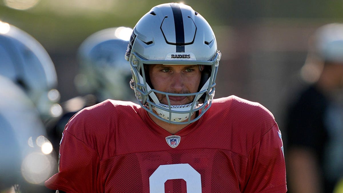 Kirk Cousins warms up during practice at Raiders training camp.