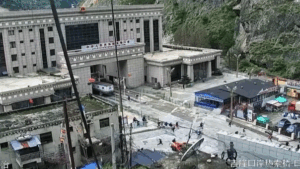 Terrifying video captures people fleeing incoming mudslide at Nepal-China border