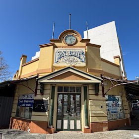 The former Fast Eddys restaurant is located at 454 Murray Street.